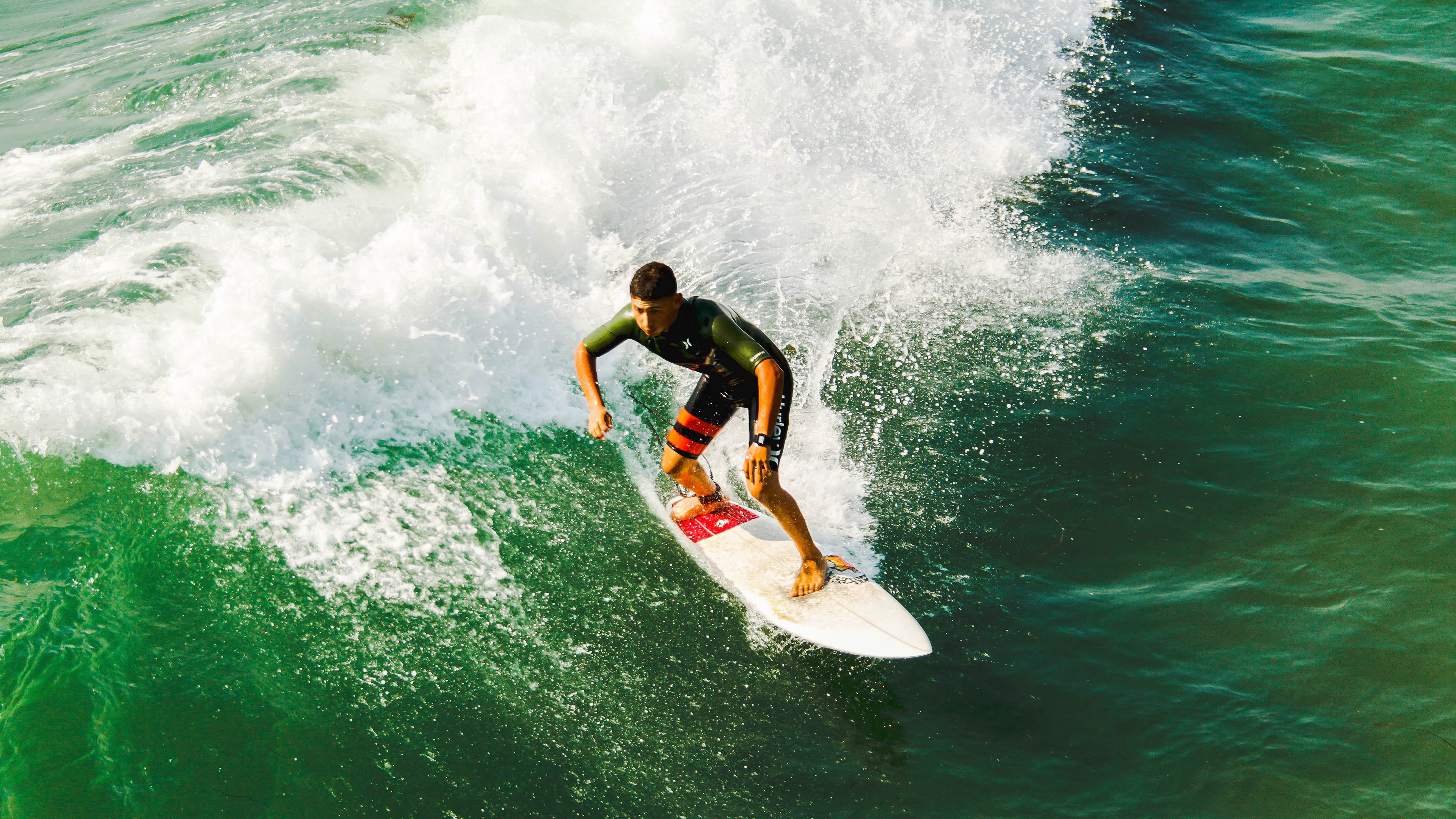 绿茵场到F1赛道，阿根廷的双线狂飙，阿尔瓦雷斯如何接管比赛？