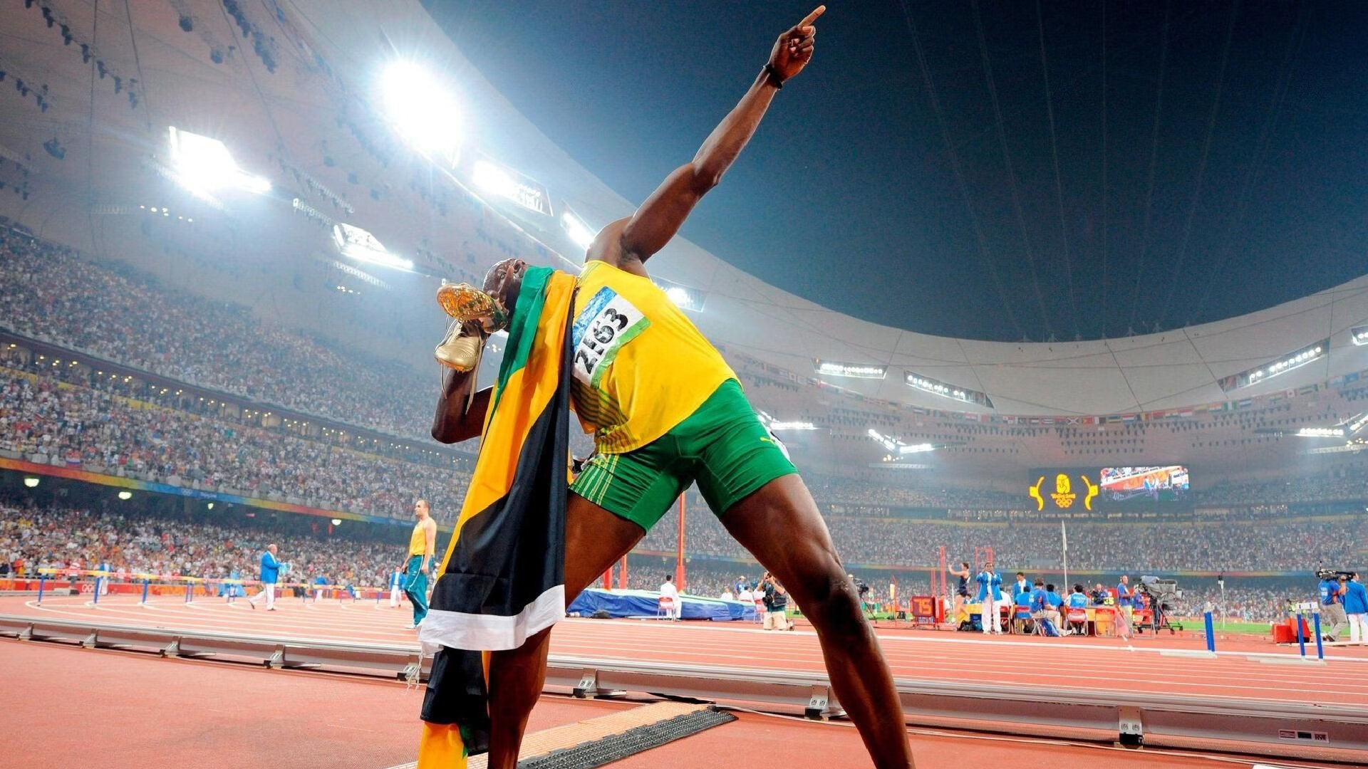 赛道双城记，F1年度王座窒息缠斗，勇士轻骑过关暗藏赛季密码